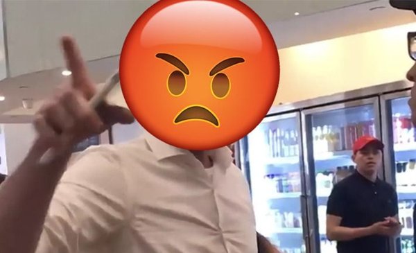 INDIGNANTE: Un hombre insulta a los empleados de un bar ...